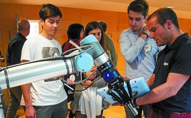 Jóvenes en la feria Krea de innovación y emprendizaje, organizada por los Ayuntamientos de la comarca y Bidasoa activa.