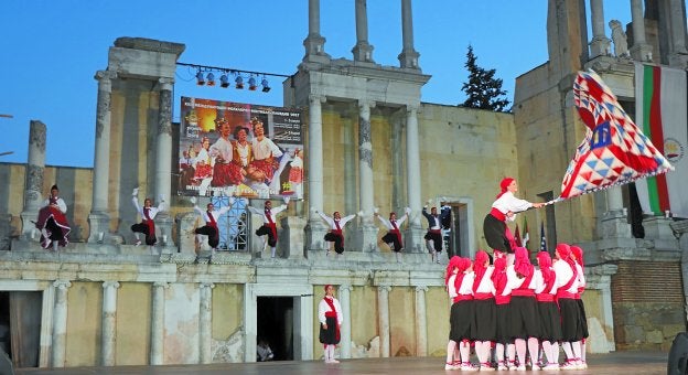 Ezpatadanza de Igartza. Los dantzaris bailan mientras el abanderado ondea la enseña de Igartza.