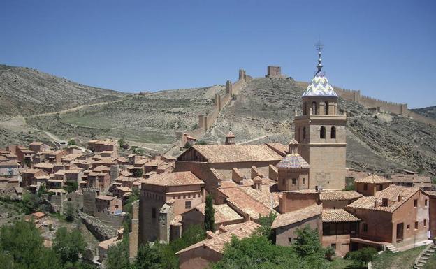 La catedral domina la silueta de Albarracín, cuya formidable muralla se aprecia al fondo.
