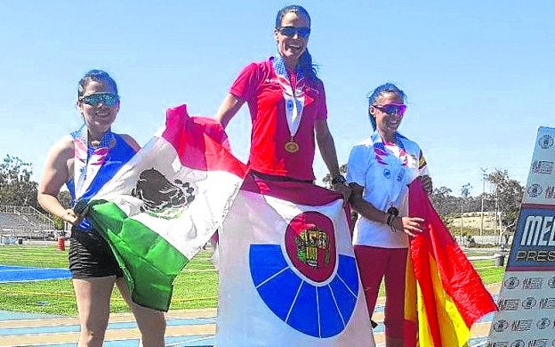 La ertzaina Itziar Sáez, ganadora de tres oros, en uno de los podios en Los Ángeles.