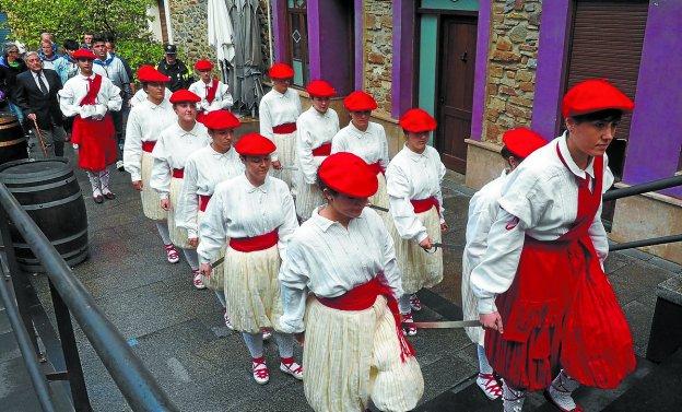 En comitiva. Igual que el 2 de julio, dantzaris y txistularis acompañarán a autoridades y vecinos. 
