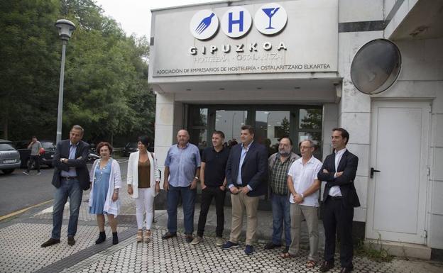 Imagen previa a la reunión entre EH Bildu con la patronal de la hostelería de Gipuzkoa.