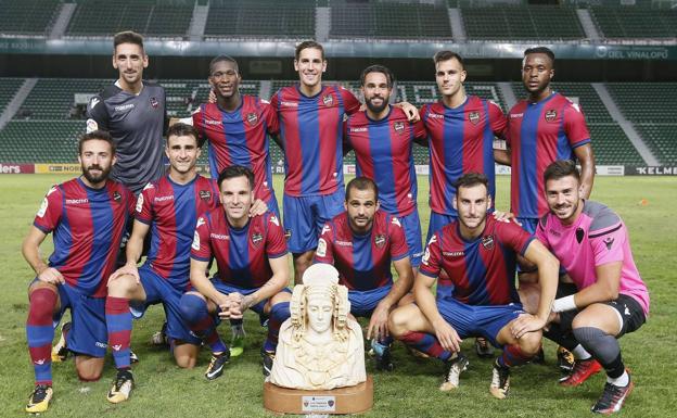 Los jugadores del Levante posan con el trofeo Festa de De Elx .