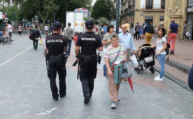 Dos ertzainas patrunllan por el Boulevard de San Sebastián