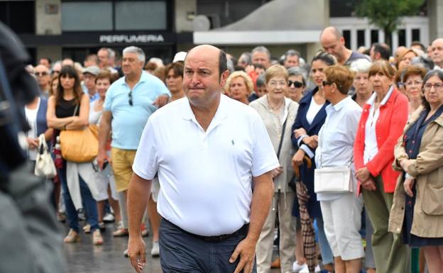 El presidente del PNV, Andoni Ortuzar, llega a la concentración celebrada en San Sebastián para condenar los atentados de Cataluña.