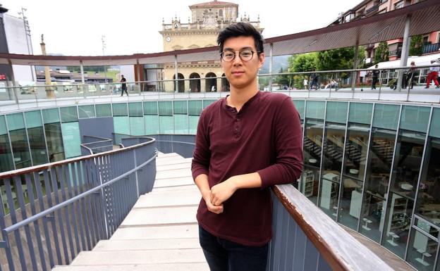 Daniel en la plaza San Juan, no lejos del restaurante de sus padres, el Han Bar.