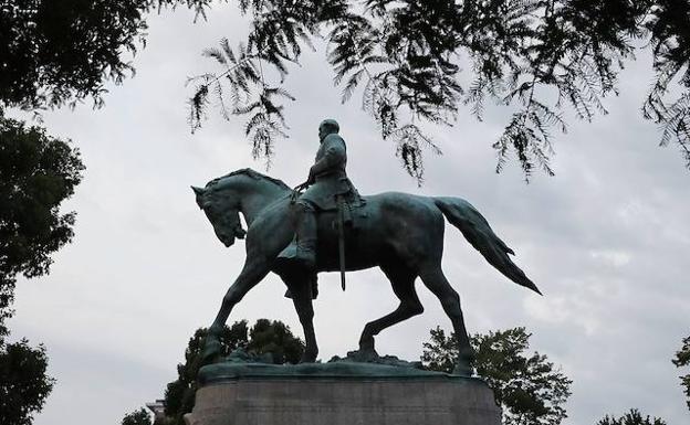 Estatua del General del Ejército Confederado Robert E. Lee a caballo.