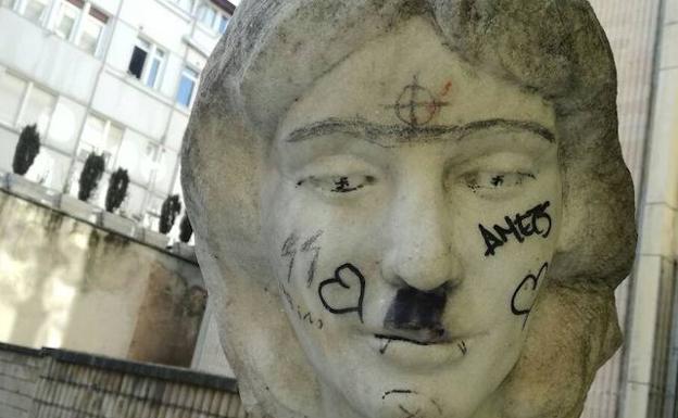 Beste marrazki batzuen ondoan, Hitlerrena gogora dakarren bibotea eta svastika nazia margotu dizkiote musikaren musari.
