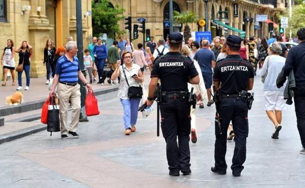 Dos ertzainas patrullan por el centro de San Sebastián.