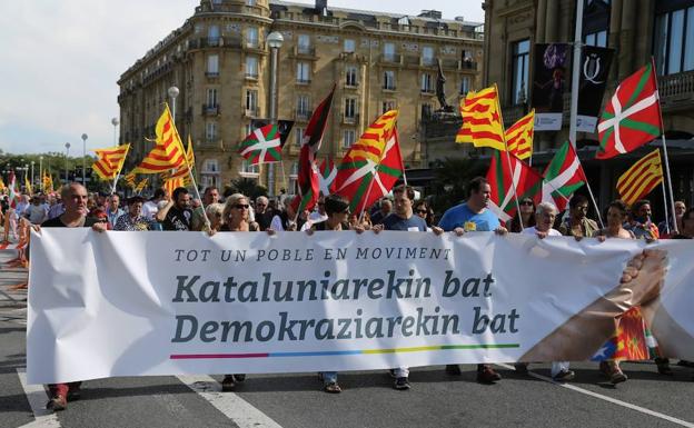 Imagen de la manifestación 'Kataluniarekin bat. Demokraziarekin bat' en San Sebastián.