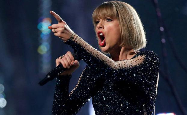 Swift canat en la gala de los Grammy en 2016.