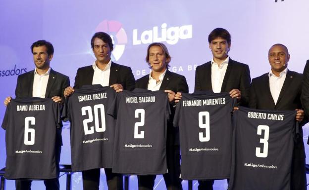 Roberto Carlos (d), embajador de LaLiga.