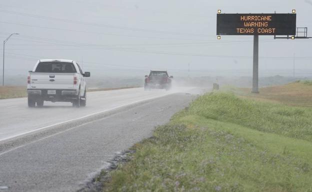 Un cartel avisa de las malas condiciones meteorológicas a los conductores en una carretera de Texas.