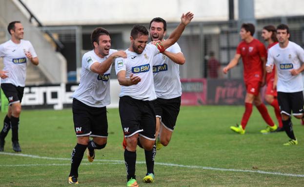 Juan Domínguez celebra el gol con sus compañeros.