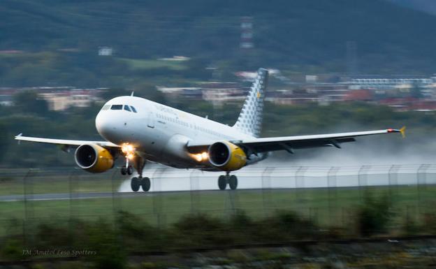 Un Airbus A-319 de Vuelingen la pista de Hondarribia en un día lluvioso.