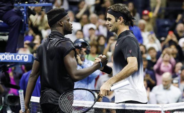 Roger Federer celebra su victoria contra el estadounidense Frances Tiafoe.