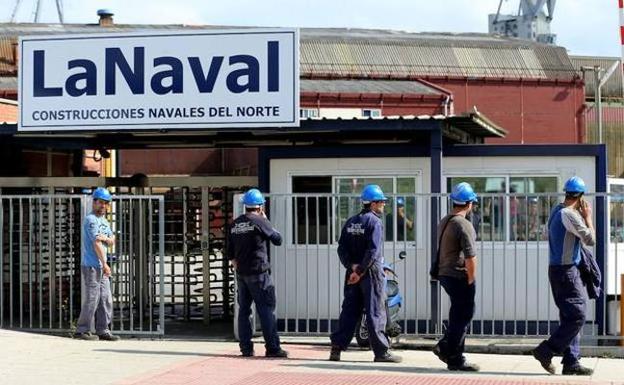 Trabajadores saliendo de La Naval en julio.