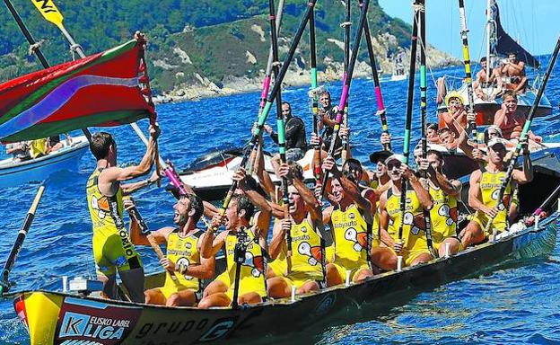 Uno de los momentos más felices de la temporada para Orio fue cuando conquistaron la Bandera de Zarautz.