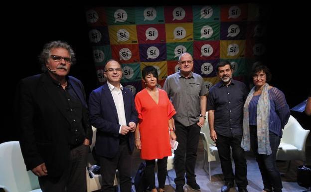 Jordi Turull, el segundo por la izquierda, junto con el resto de participantes en la mesa redonda celebrada en Bilbao.