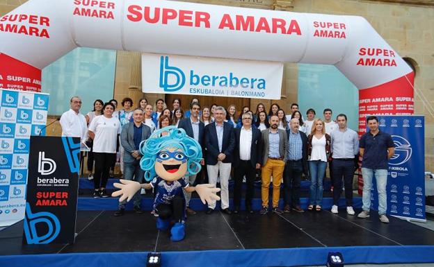 La plantilla del Bera Bera posa junto a las autoridades y patrocinadores, en la plaza Zuloaga de San Sebastián