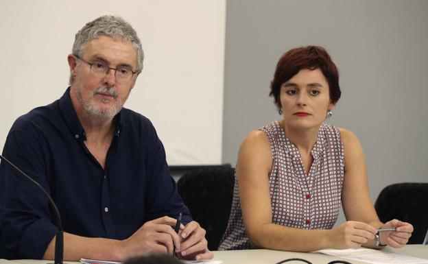 Los secretarios generales de los sindicatos abertzales ELA y LAB, Adolfo Muñoz y Garbiñe Aranburu, durante la lectura conjunta sobre el "proceso soberanista".