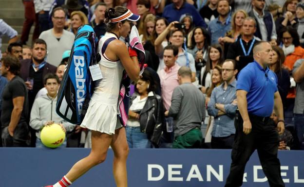 Garbiñe Muguruza se marcha de la pista tras la derrota.