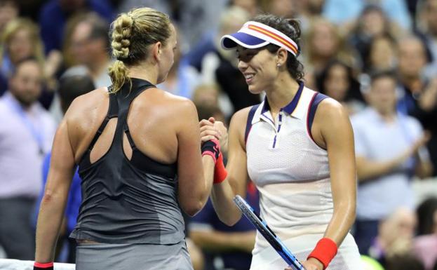 Muguruza felicita a Petra Kvitova.