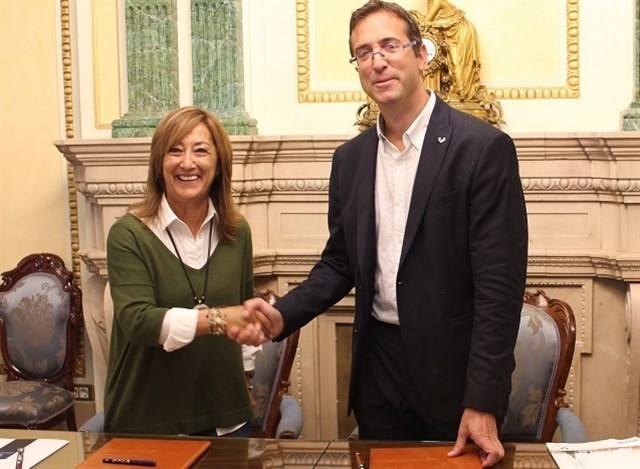 Pilar Garcia de Salazar Arabako Ekonomia Garapenaren eta Lurralde Orekaren Saileko diputatua eta Iván Igartua EHU/UPVko Arabako campuseko erretoreordea, akordioa sinatu ostean