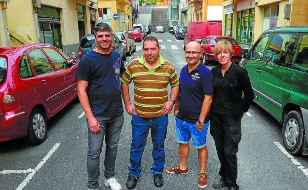 Representantes de los establecimientos organizadores, en la calle Iñigo de Loiola de Larreaundi.