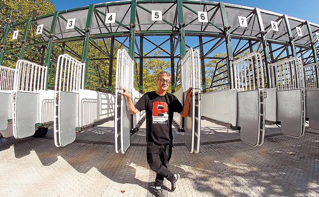 Sergio Cruzado posa en las instalaciones del hipódromo, que el viernes y el sábado acogerá el Donostia Kutxa Kultur Festibala.