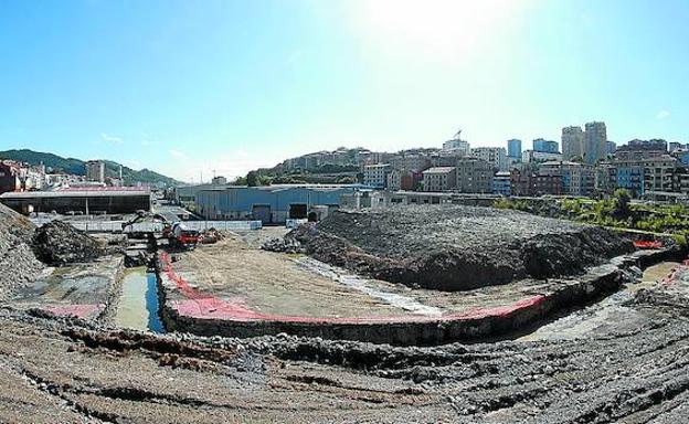 Movimiento de tierras de ayer junto a los pabellones de Herrera, donde se construirá una pasarela sobre un parque ajardinado hasta Trintxerpe.