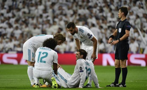 Mateo Kovacic, en el suelo, atendido por sus compañeros.