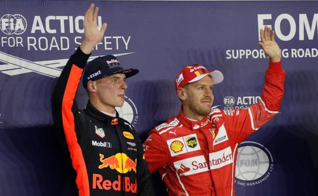 Sebastian Vettel (d) celebra su 'pole' junto a Max Verstappen.