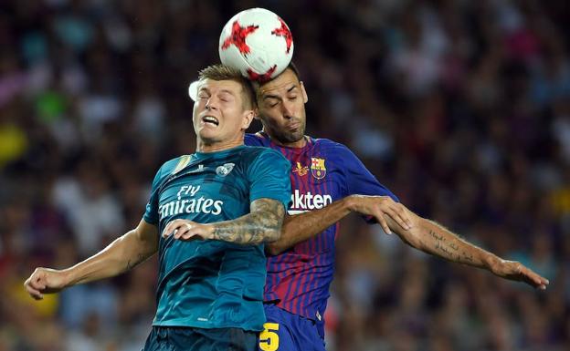 Kroos y Busquets disputan un balón durante la ida de la Supercopa. /Lluis Gene (Afp)