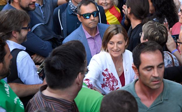 Carme Forcadell (c.), entre algunos manifestantes./AFP
