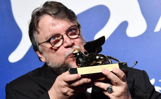 Guillermo del Toro con el León de Oro recibido en el Festival de Venecia./EFE