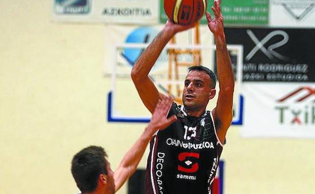 Ruiz de Galarreta lanza en suspensión ante Sanz. / ARIZMENDI