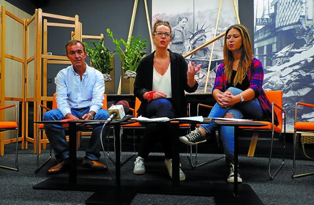 Organizadores. Alberto Arranz, Juncal Eizaguirre y Gemma González presemntaron los cursos. 