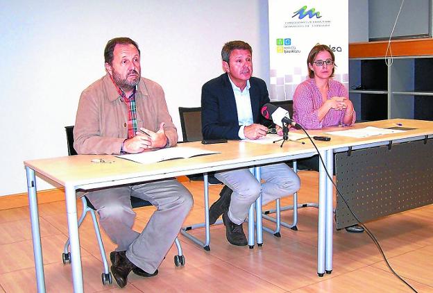 Mancomunidad. Txomin Sagarzazu, José Antonio Santano y Leire Zubitur, en Servicios de Txingudi.
