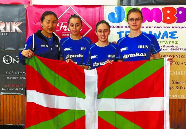 Hin Zhang, Belén Clavo, ELene Sagardia y Ioana Tecla, en Grecia.