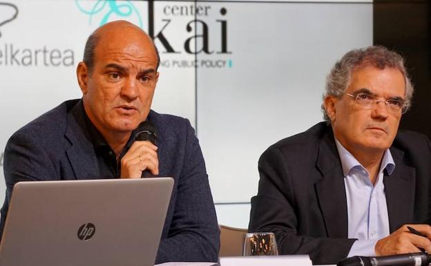 Ikastolen Elkarteko Koldo Tellitu eta EKAI Center Fundazioko arduradun Adrian Zelaia./