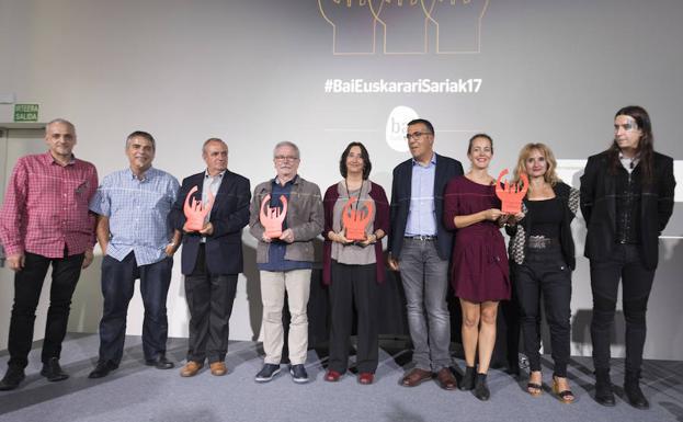 Bidea erakusten ari diren enpresentzako sariak
