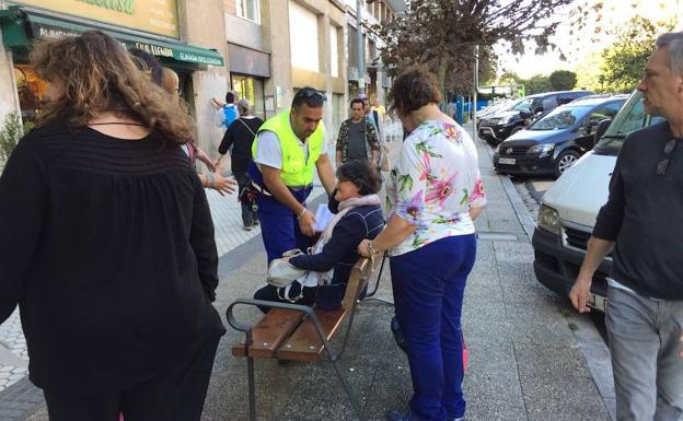 La mujer golpeada por los cascotes es atendida en el lugar/DV