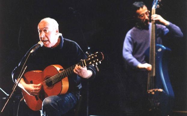 Mikel Laboa Donostiako Victoria Eugenia antzokian, 1996ko argazkian./MIKEL