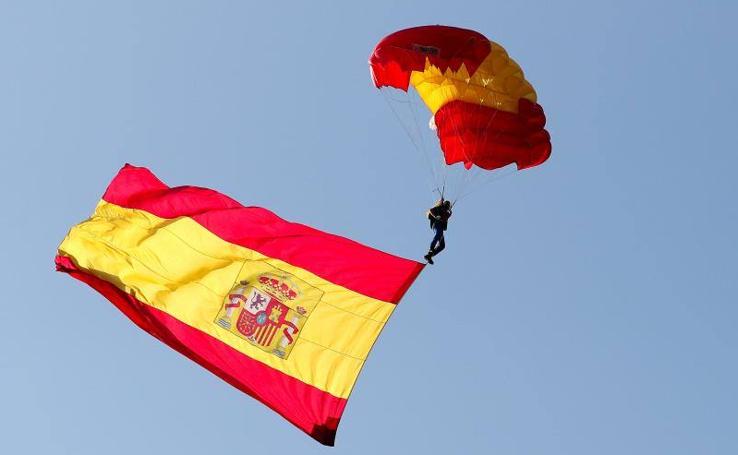 Banderas, aplausos y vivas a España y la Corona