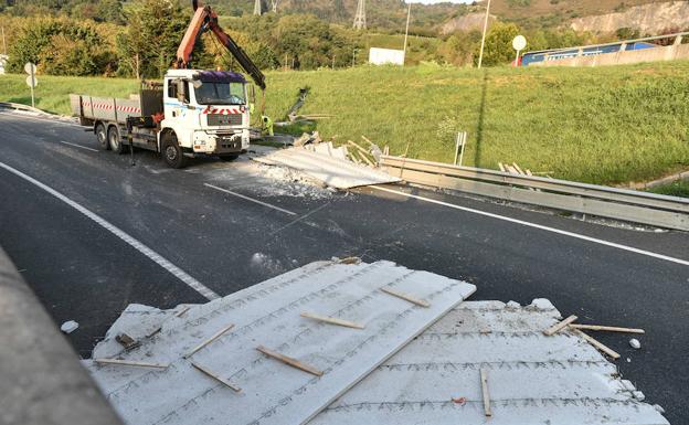 Las placas de hormigón han obstaculizado los dos carriles de la carretera.