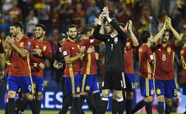 Los jugadores de 'La Roja', tras vencer a Albania. /Afp