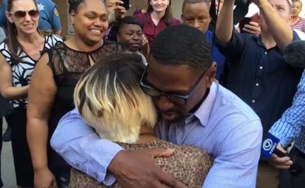 Lemonte McIntyre abraza a su madre tras salir de prisión./