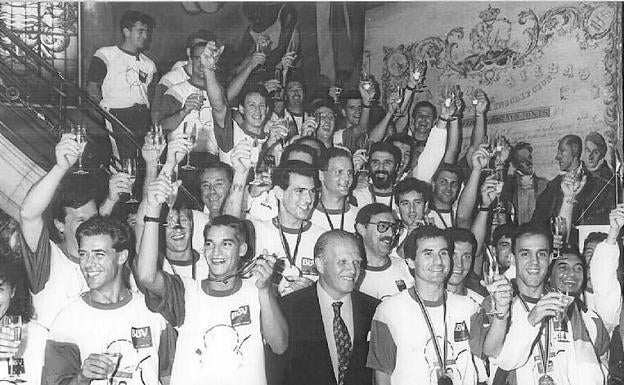 . Los pelotaris brindan con sus medallas. /EFE