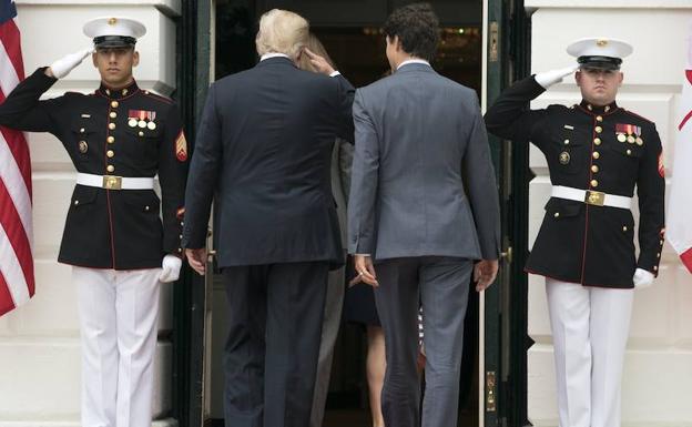 Trump (2i), saluda a un soldado Marine tras dar la bienvenida al primer ministro canadiense, Justin Trudeau (2d), en la Casa Blanca. /Michael Reynolds (Efe)